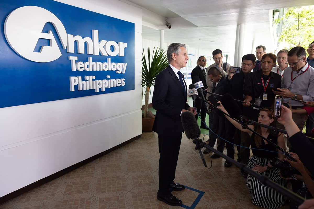 Secretary Antony J. Blinken participates in a tour of Amkor Technology in Manila, the Philippines, March 19, 2024. (Official State Department photo by Chuck Kennedy)