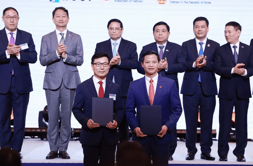 Amkor Representative Receiving Certificate from Bac Ninh official