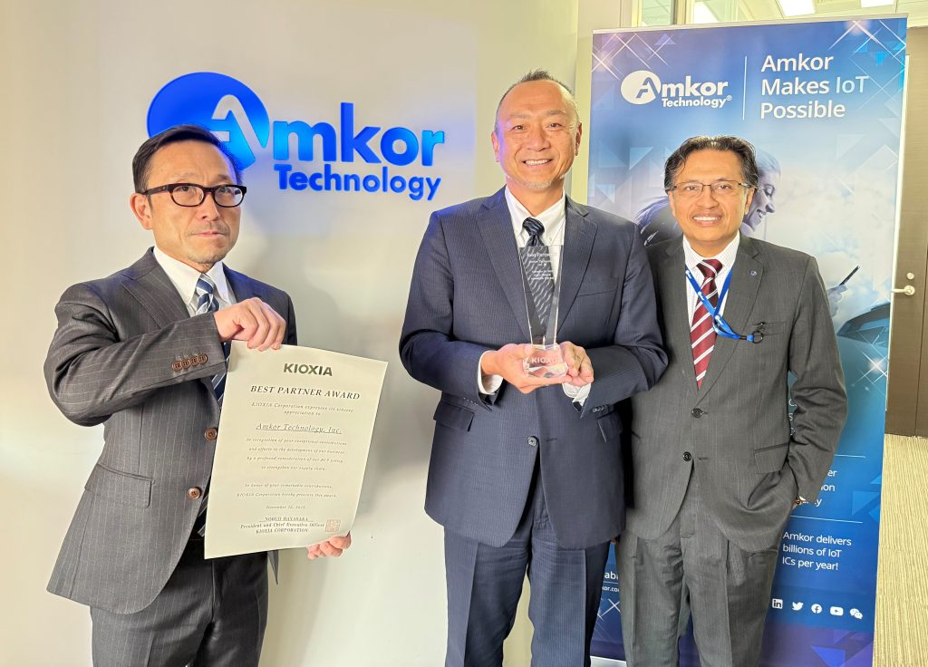 Amkor Japan Sales team holding Kioxia award